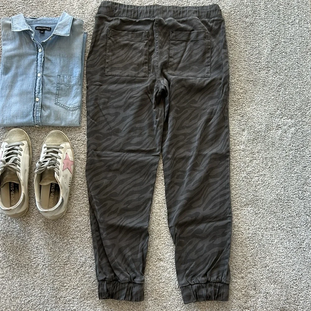 Bella Dahl Animal Print Joggers - Picture 4 of 9